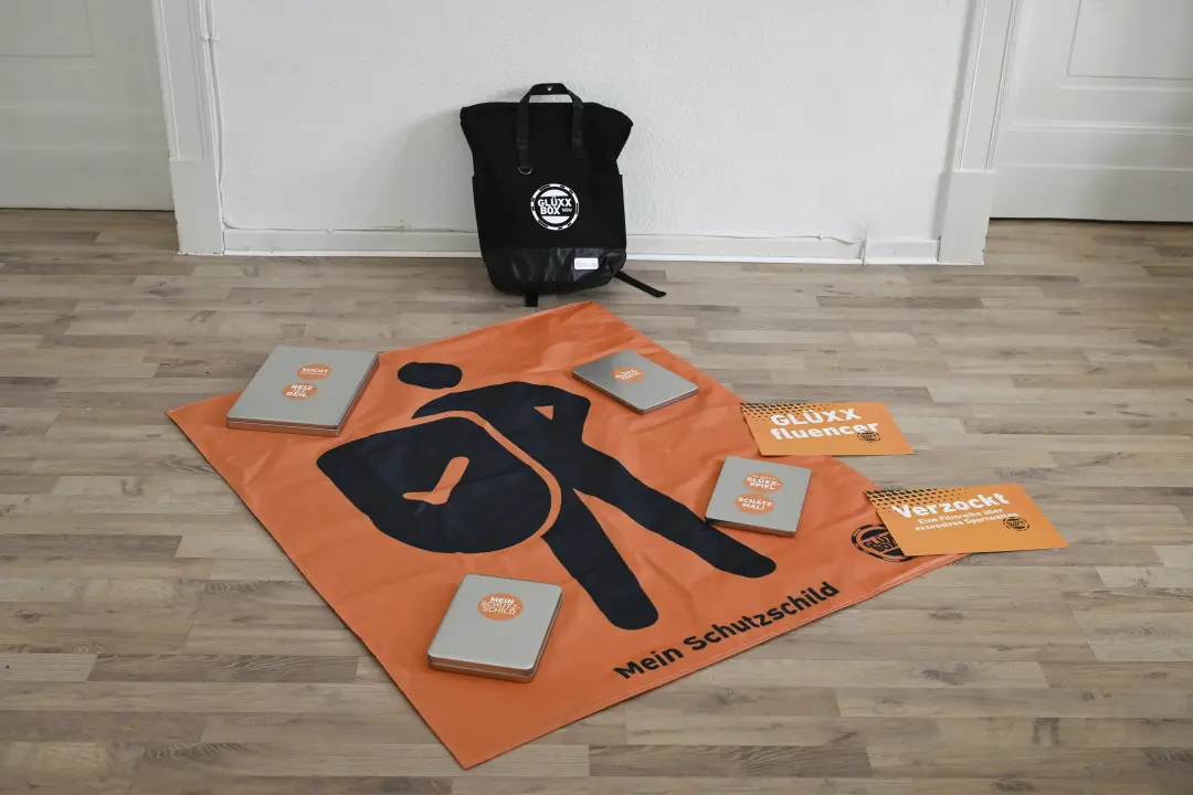 GLÜXXIT-Tasche geöffnet mit Inhalt